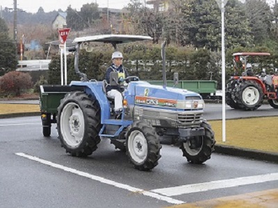 免許 トラクター 農業用トラクターに運転免許は必要なの？免許の種類と取り方・費用まとめ